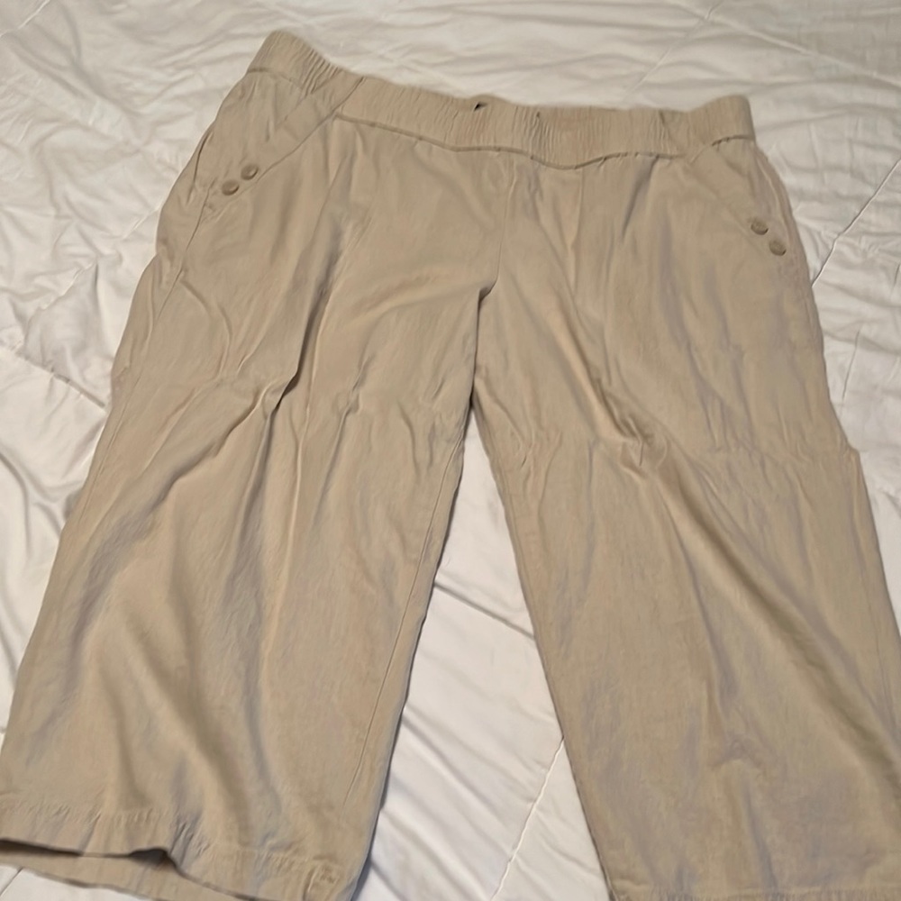Capri cute button accent